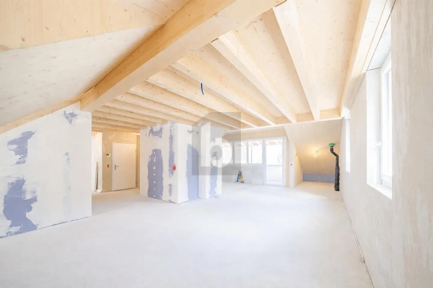 HIGH QUALITY WITH DIRECT LIFT ACCESS - Photo 4 of 6