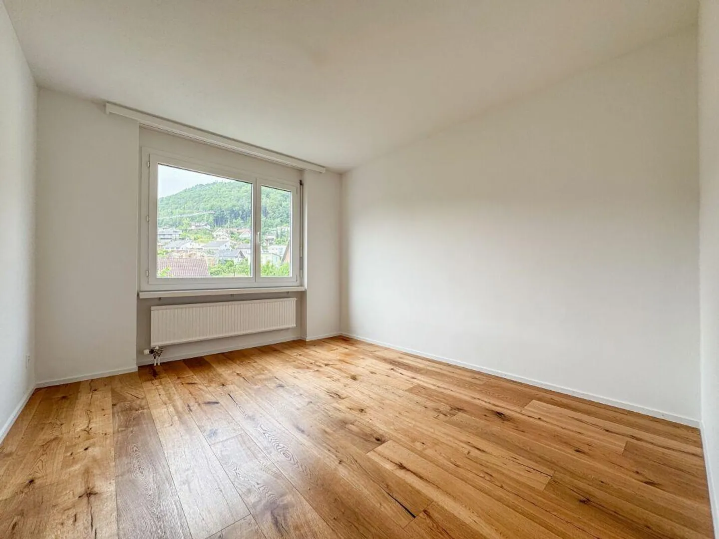 Nuovo comfort abitativo nel verde - appartamento ristrutturato di 4,5 stanze con vista - Foto 7 di 10