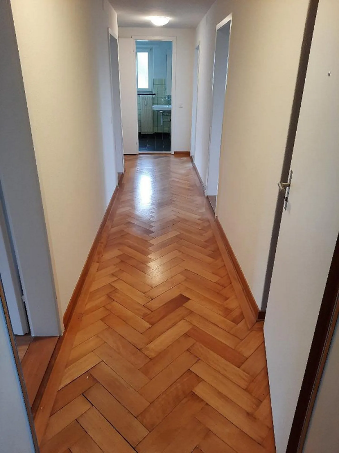 Appartamento luminoso 4 stanze 80m2 CHF 1.280 con giardino (7-1.OG.L) - Foto 8 di 16