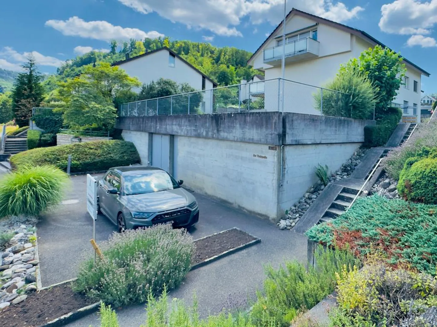Posto auto in affitto - centralmente situato sulla strada principale - Foto 2 di 2