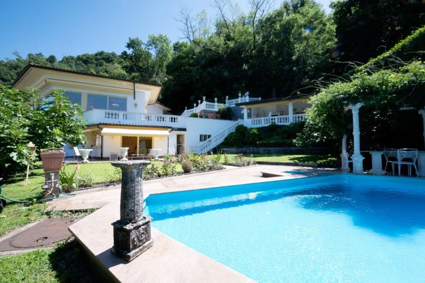 Elegante Villa mit Atemberaubendem Blick - Foto 2 von 26