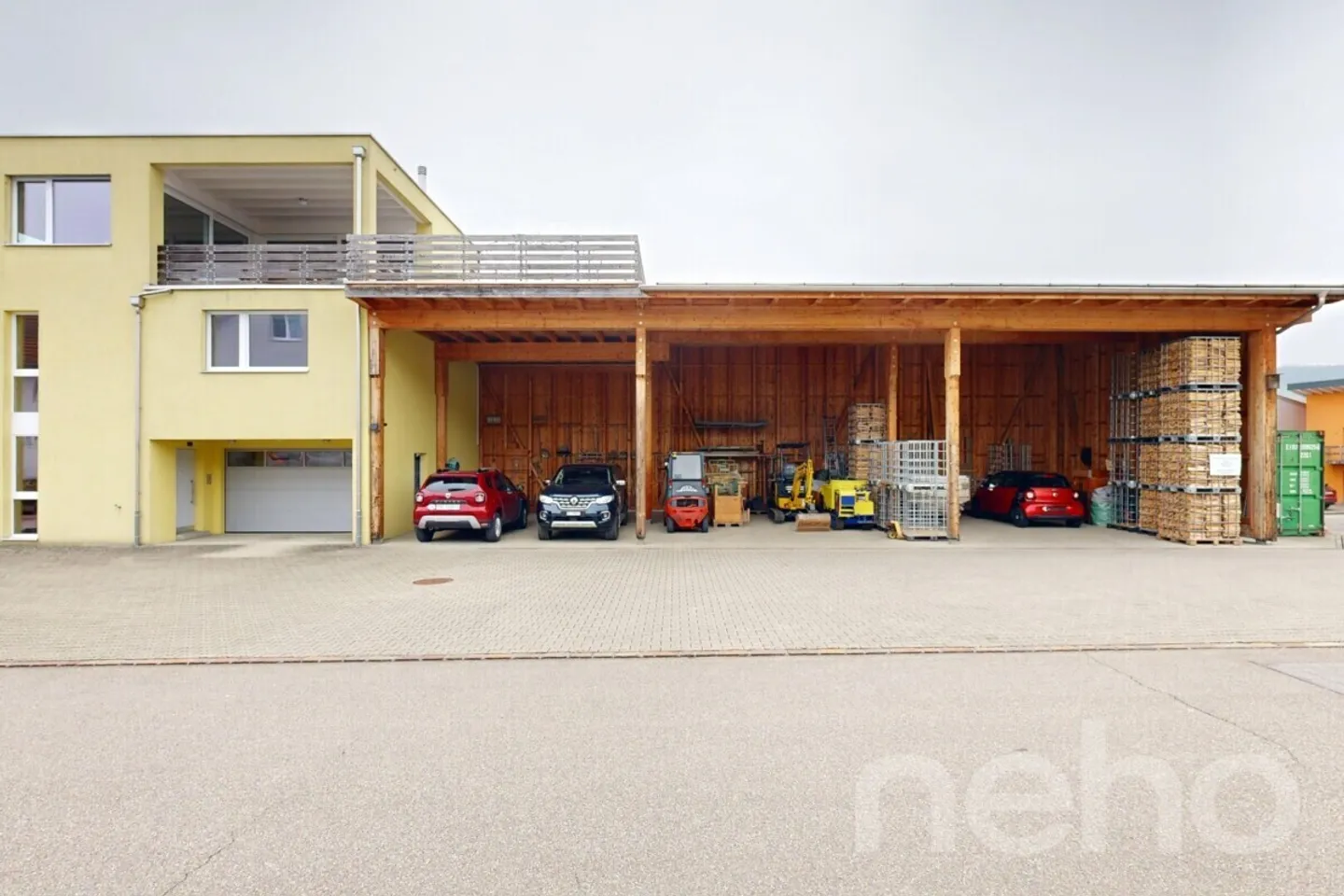 Casa unifamiliare con officina e impianto fotovoltaico a Gelterkinden - Foto 1 di 13