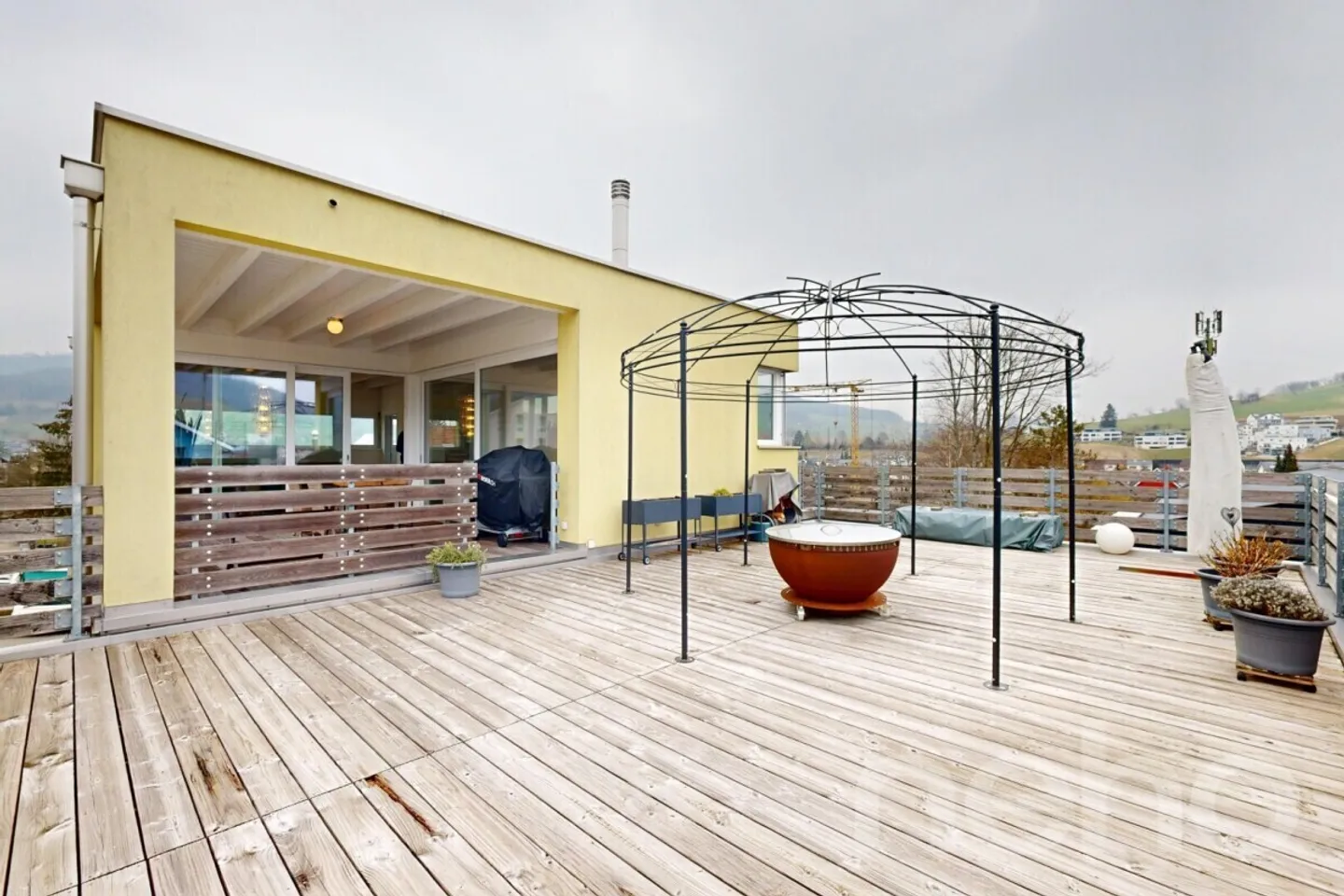 Casa unifamiliare con officina e impianto fotovoltaico a Gelterkinden - Foto 2 di 13