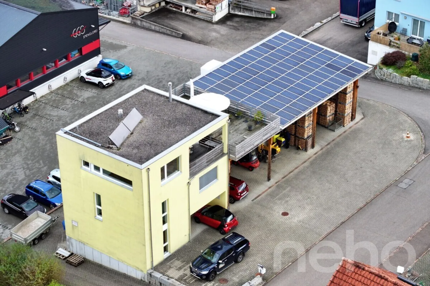 Casa unifamiliare con officina e impianto fotovoltaico a Gelterkinden - Foto 3 di 13