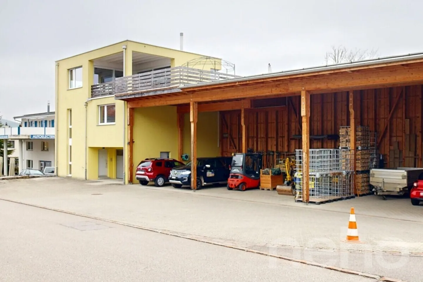 Casa unifamiliare con officina e impianto fotovoltaico a Gelterkinden - Foto 12 di 13