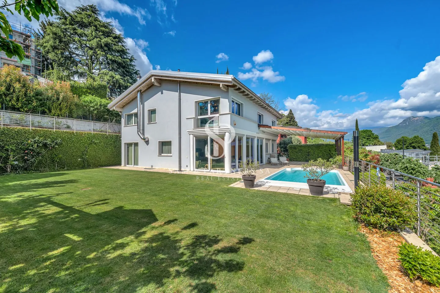 Villa avec vue sur le lac et piscine - Photo 1 sur 19