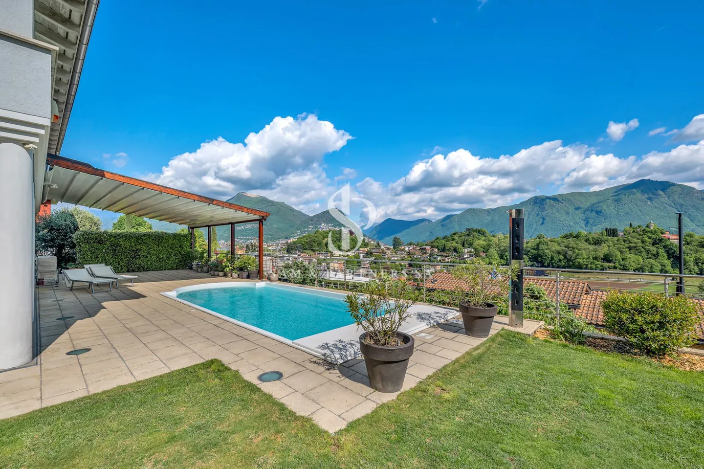 Villa avec vue sur le lac et piscine - Photo 2 sur 19