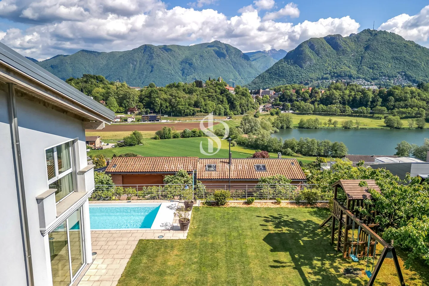 Villa avec vue sur le lac et piscine - Photo 3 sur 19