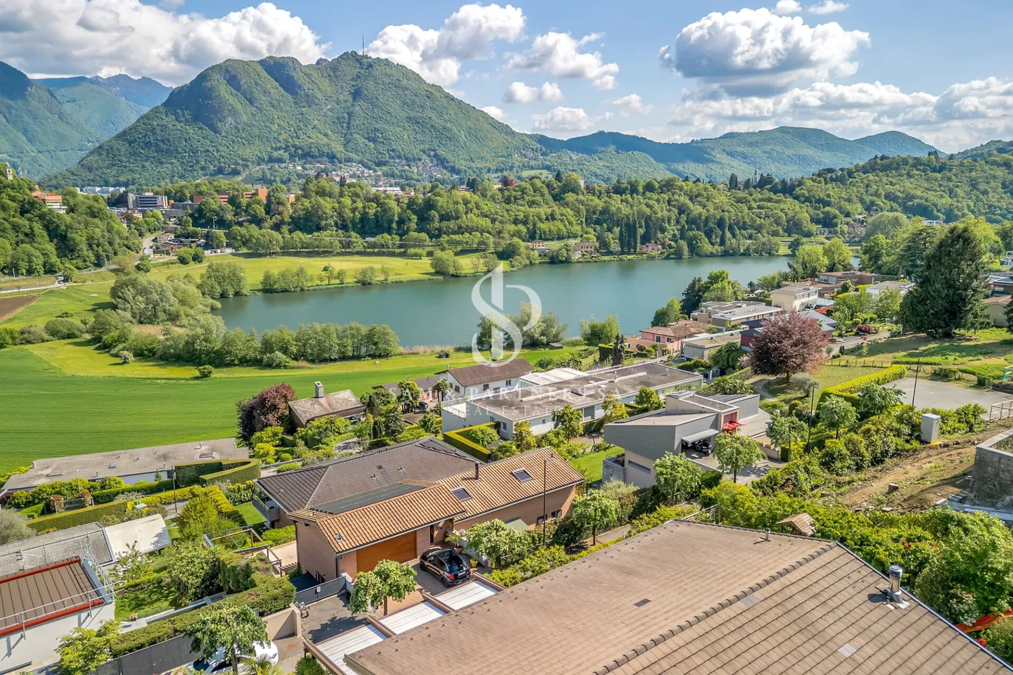 Villa avec vue sur le lac et piscine - Photo 4 sur 19