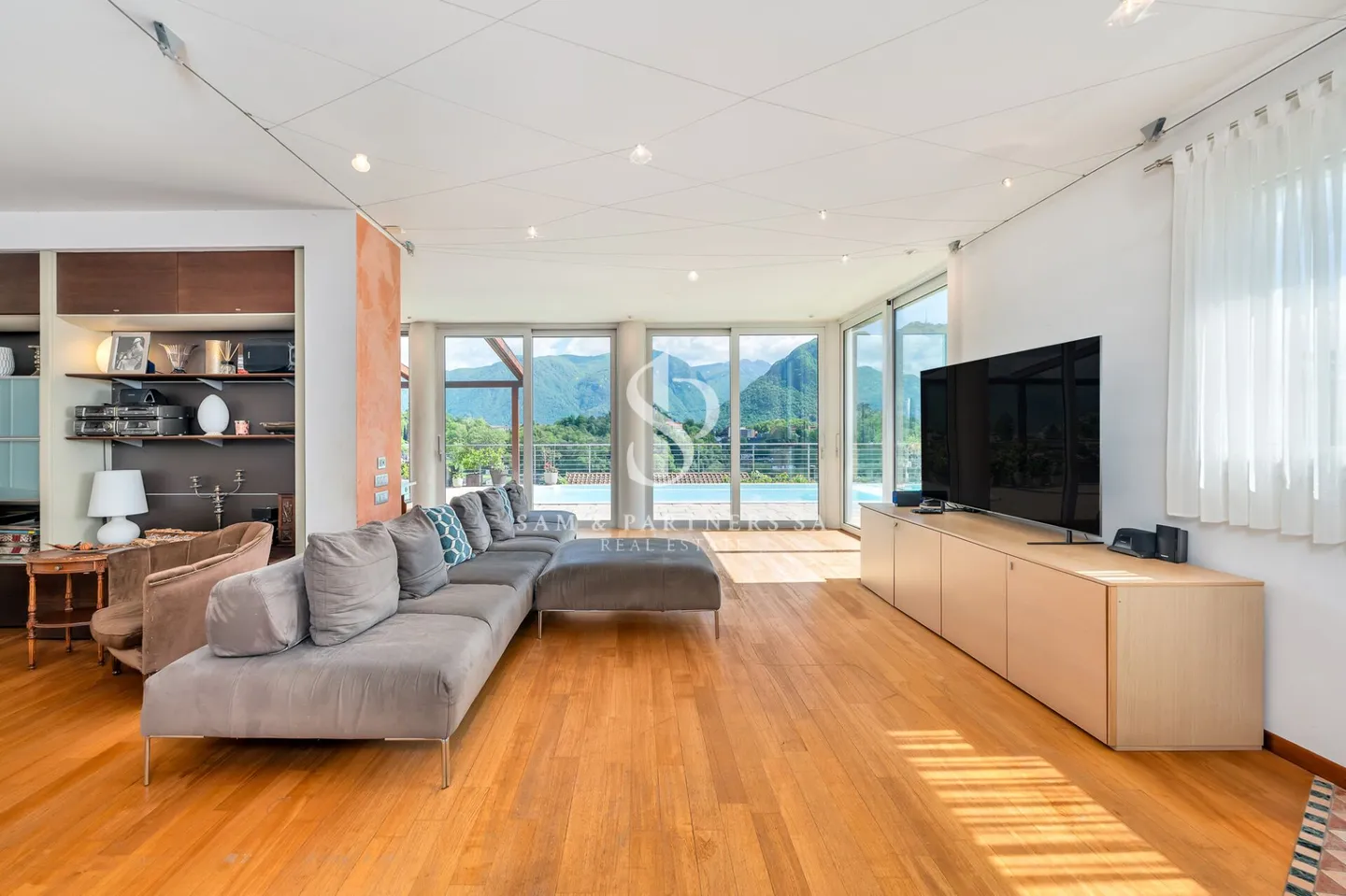 Villa avec vue sur le lac et piscine - Photo 5 sur 19