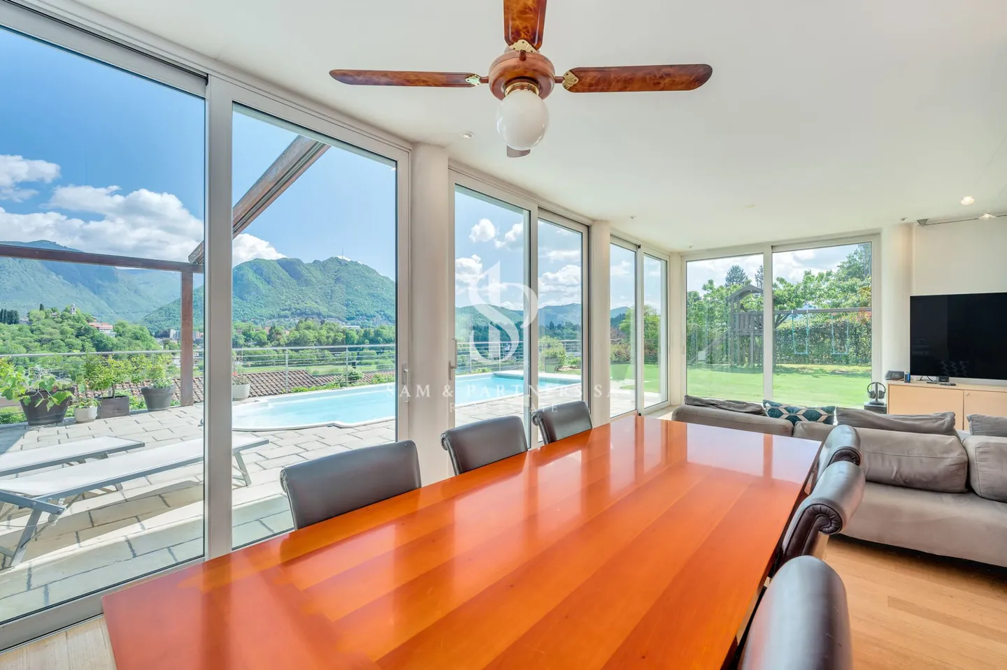 Villa avec vue sur le lac et piscine - Photo 8 sur 19