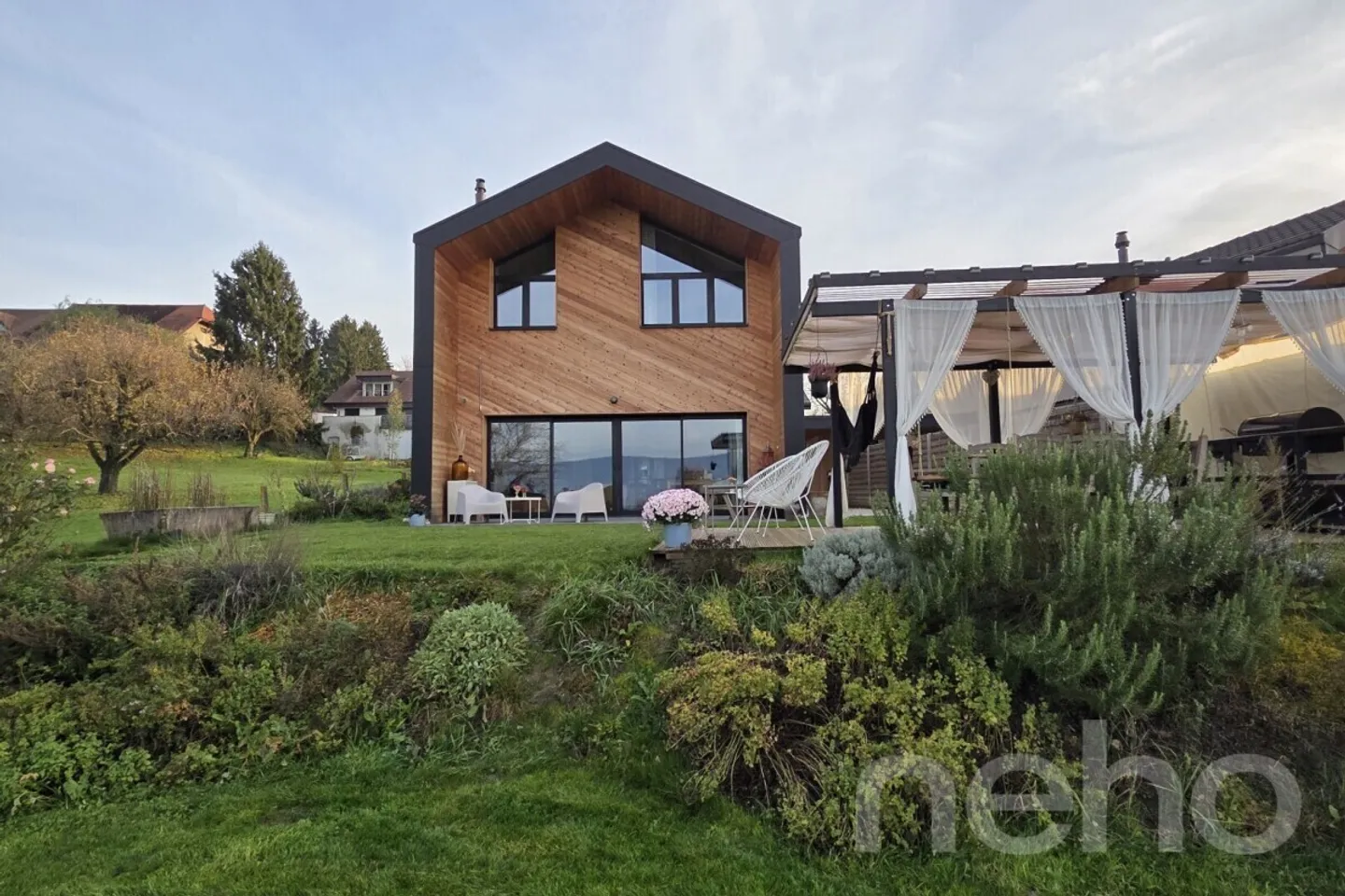 New villa with lake view - Photo 2 of 12