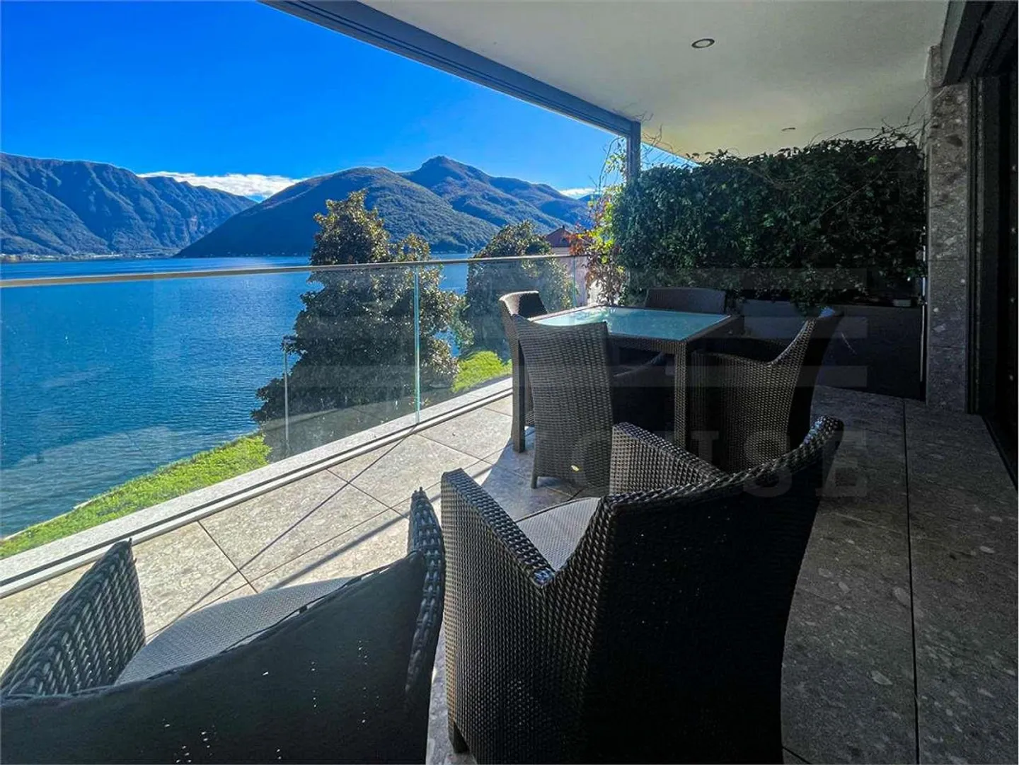 Elegant apartment with lake view, ideal as a holiday home - Photo 2 of 13