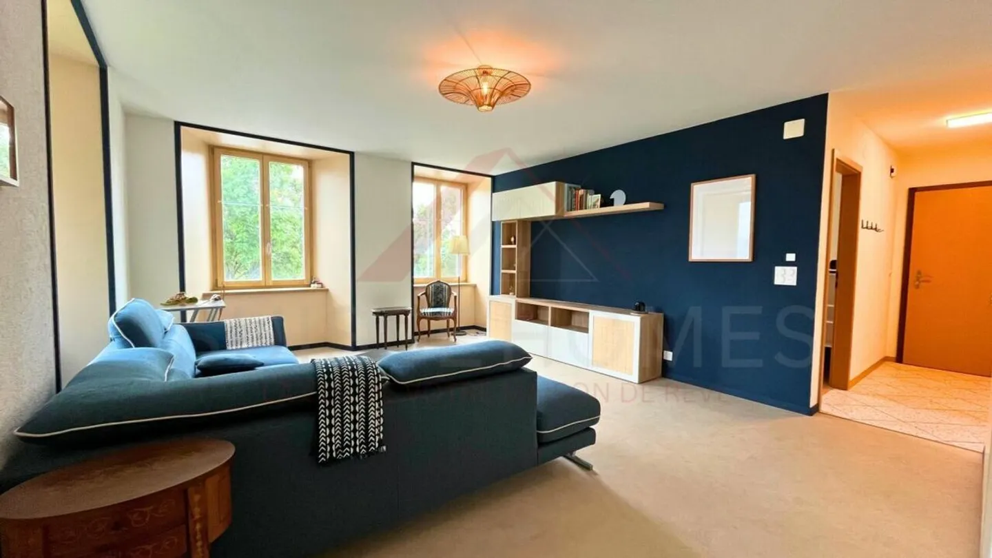 Accueil chaleureux à Échallens : appartement lumineux de 122 m² avec balcon, cheminée et grenier à aménager - Photo 1 sur 11