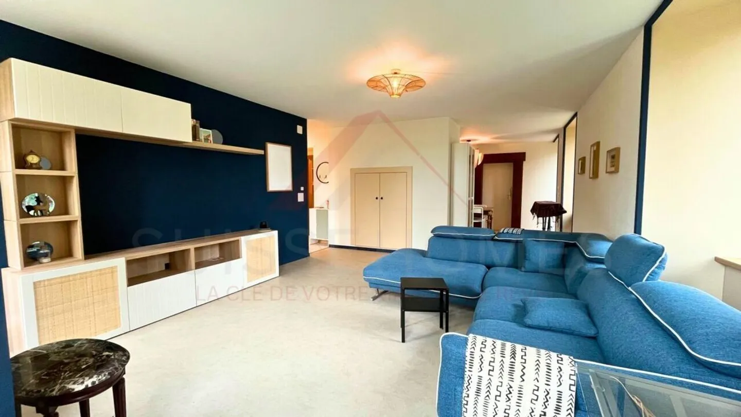 Accueil chaleureux à Échallens : appartement lumineux de 122 m² avec balcon, cheminée et grenier à aménager - Photo 2 sur 11