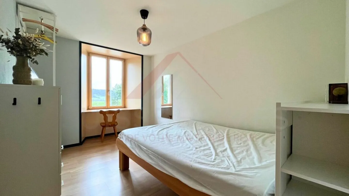 Accueil chaleureux à Échallens : appartement lumineux de 122 m² avec balcon, cheminée et grenier à aménager - Photo 4 sur 11