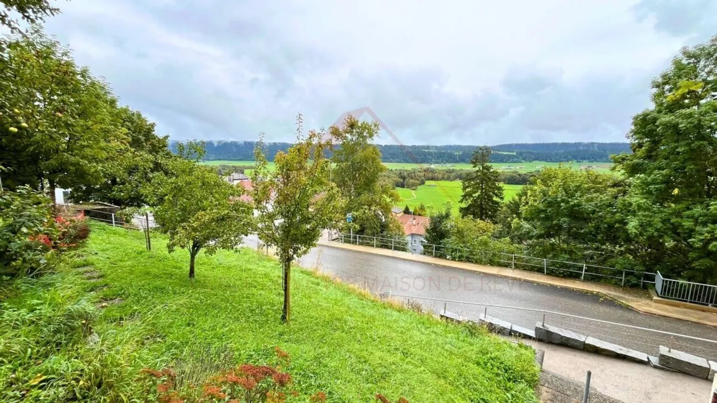 Accueil chaleureux à Échallens : appartement lumineux de 122 m² avec balcon, cheminée et grenier à aménager - Photo 8 sur 11