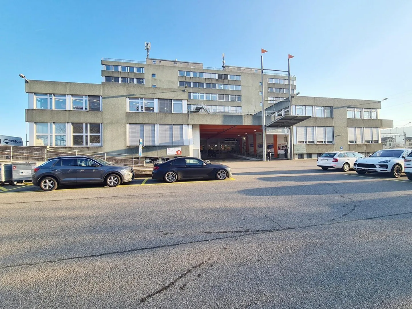 Vous cherchez une place de parking pour une durée limitée ? - Photo 1 sur 4