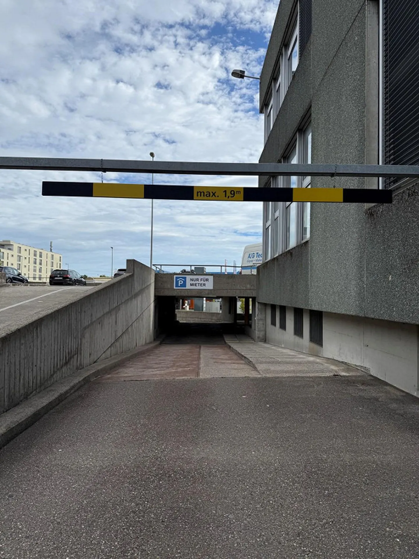 Vous cherchez une place de parking pour une durée limitée ? - Photo 2 sur 4