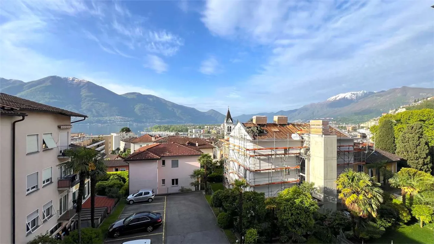 Muralto - Elegant 4.5-Room Apartment with 150 m2 and Lake View - Photo 1 of 13