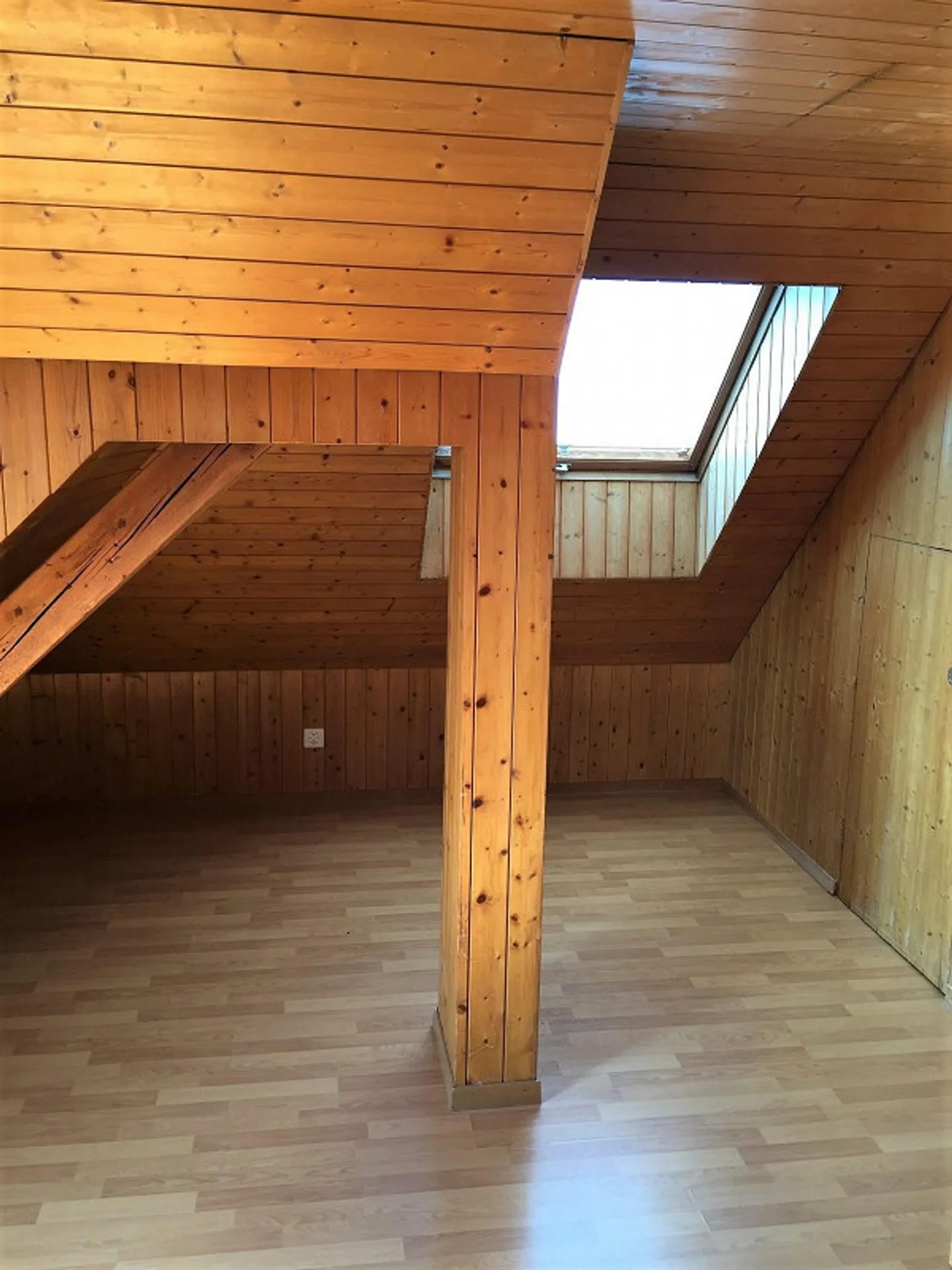 Appartement sous les toits de 1,5 pièce - idéal pour les étudiants ou les célibataires - Photo 2 sur 7