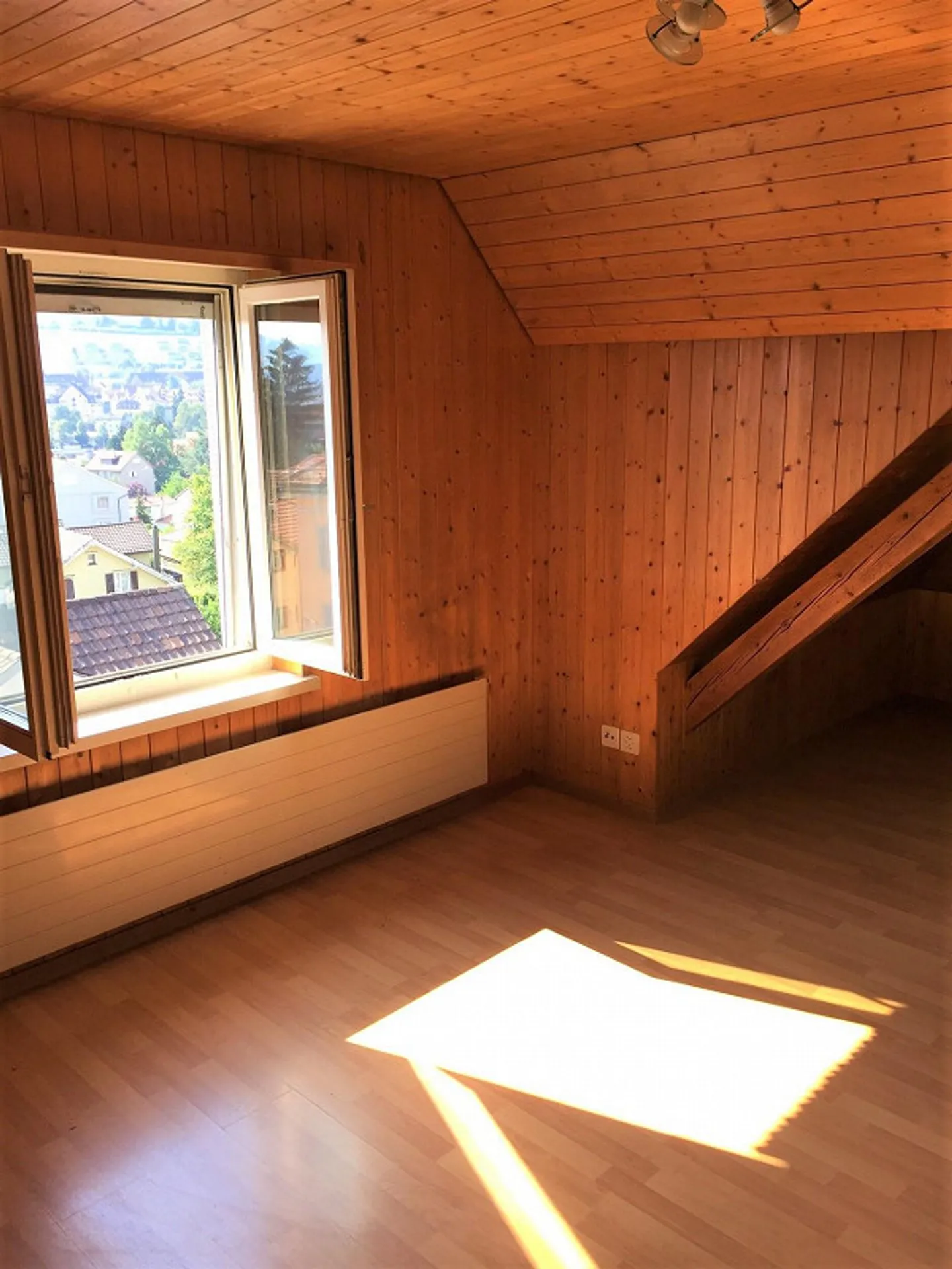 Appartement sous les toits de 1,5 pièce - idéal pour les étudiants ou les célibataires - Photo 3 sur 7