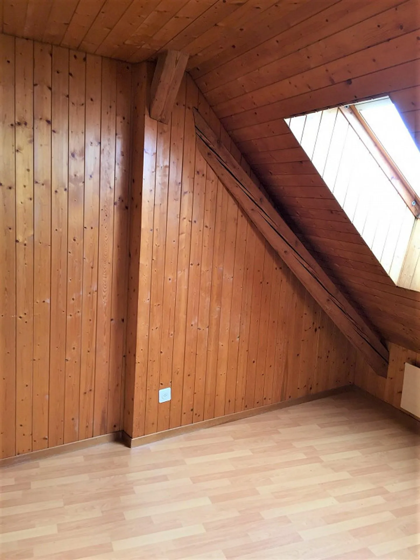 Appartement sous les toits de 1,5 pièce - idéal pour les étudiants ou les célibataires - Photo 4 sur 7