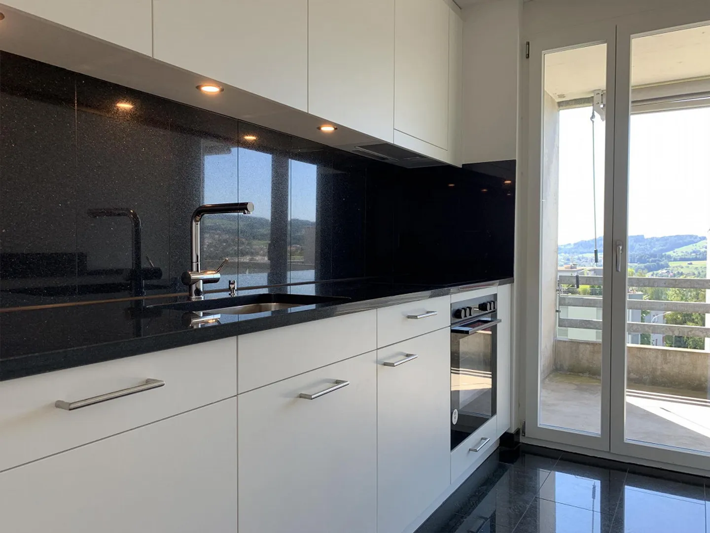 Bellissimo appartamento di 4,5 stanze con vista mozzafiato - Foto 3 di 13