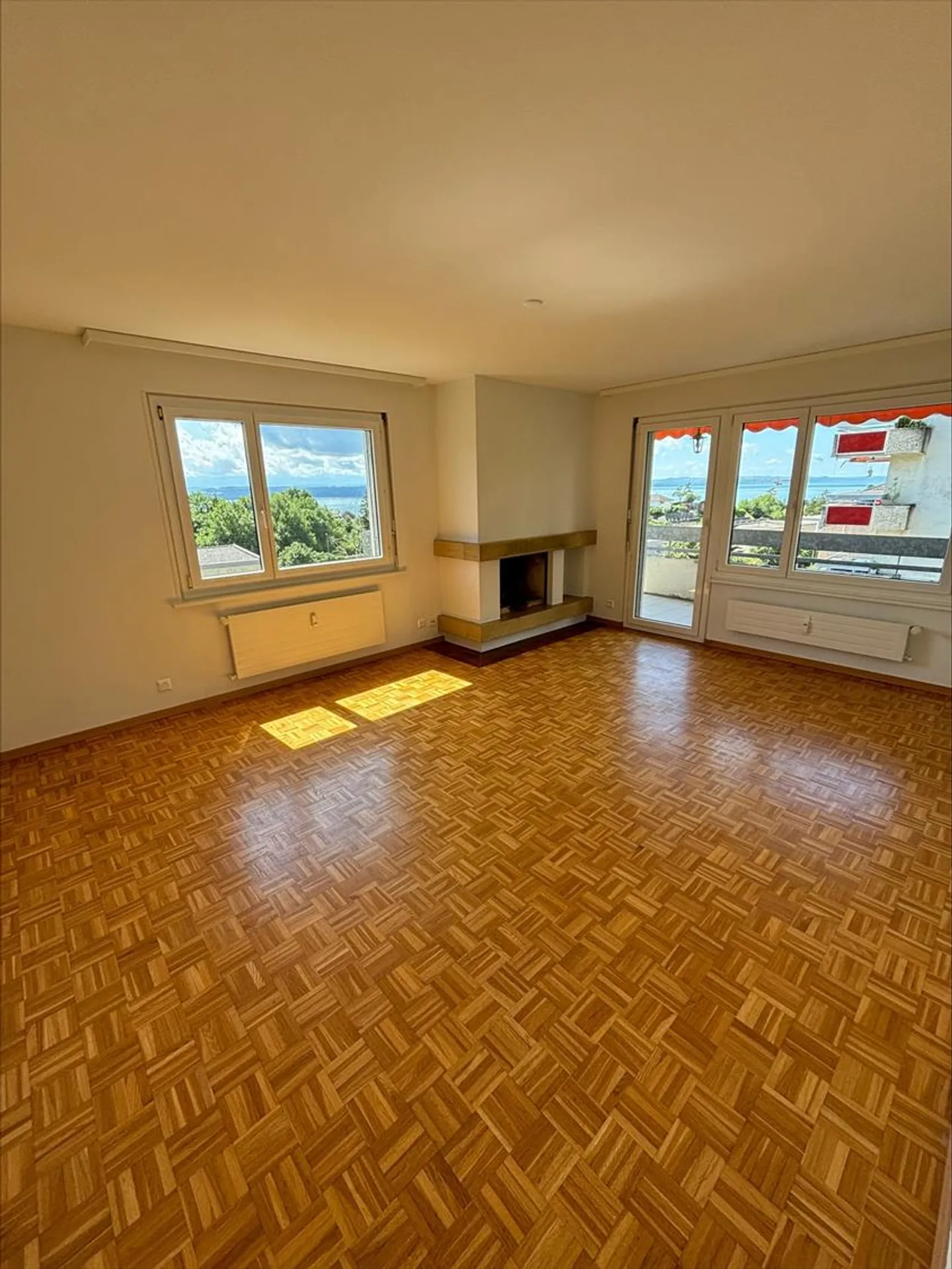 Magnifico appartamento di 5,5 stanze con balcone e vista lago a Hauterive! - Foto 2 di 14