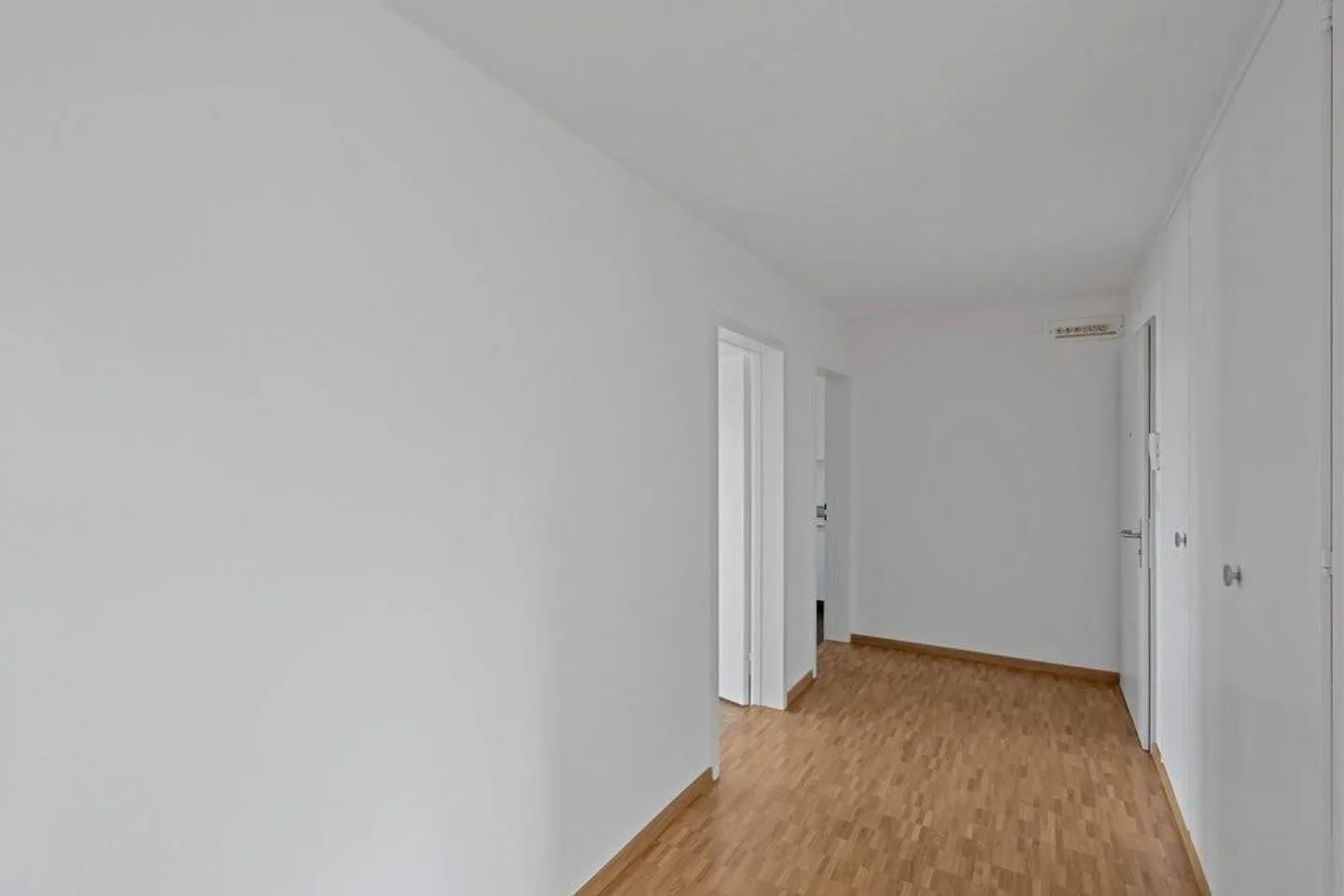 Sonnendurchflutete Wohnung mit Balkon - Foto 2 von 8
