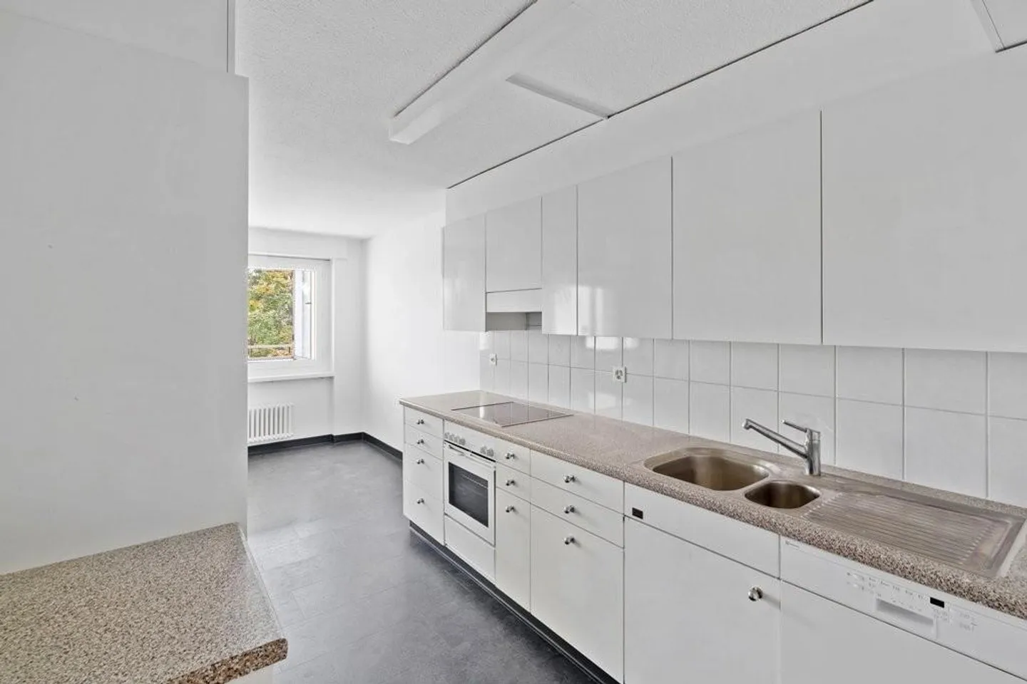 Sonnendurchflutete Wohnung mit Balkon - Foto 3 von 8