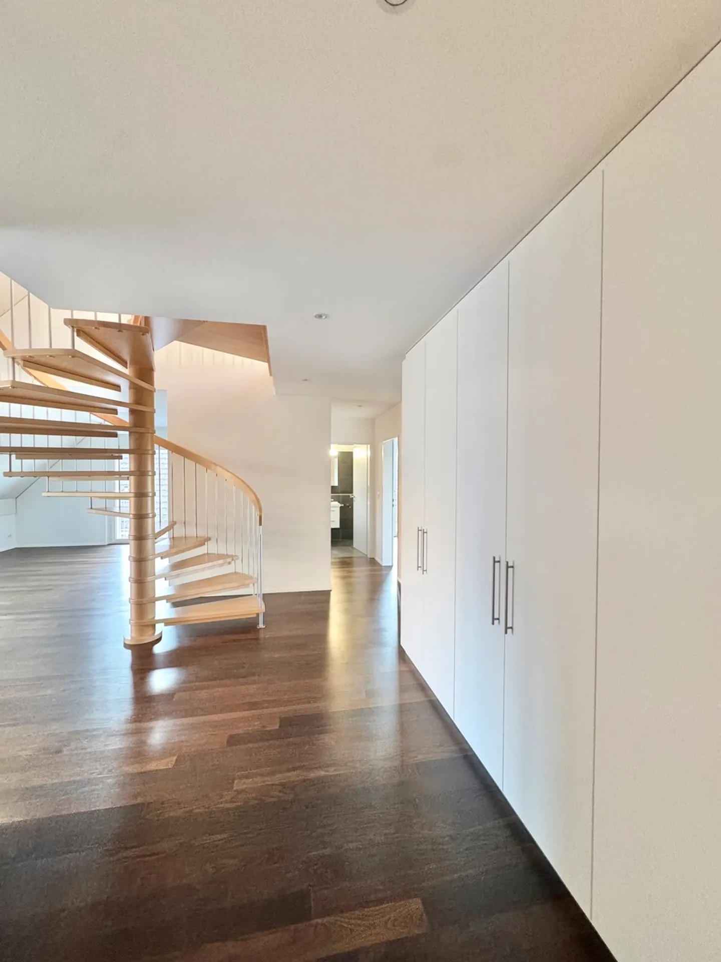 Spacious Maisonette Apartment - Photo 5 of 11