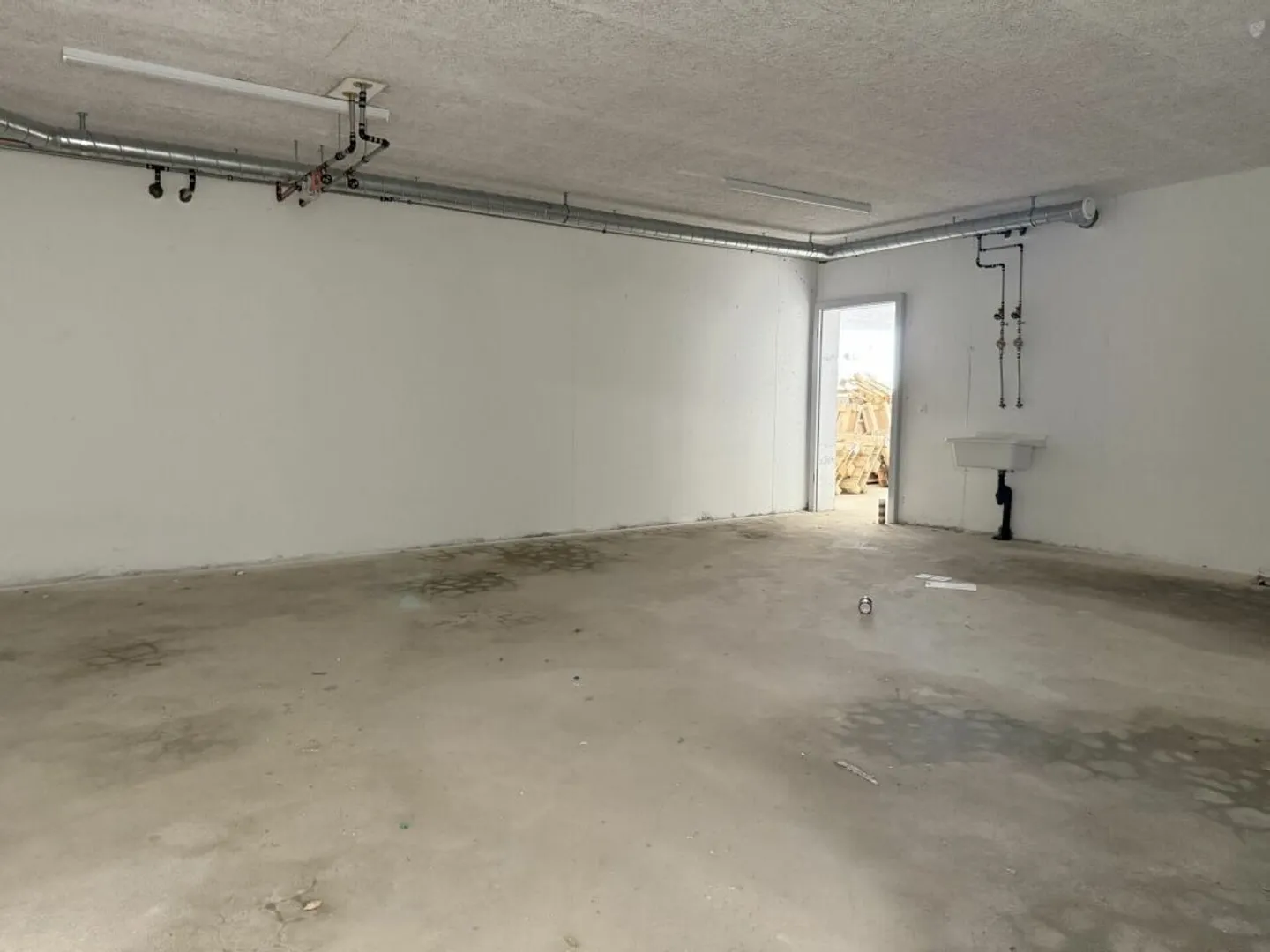 Grande stanza hobby (29,6 m2) con collegamento all'acqua - Foto 3 di 12