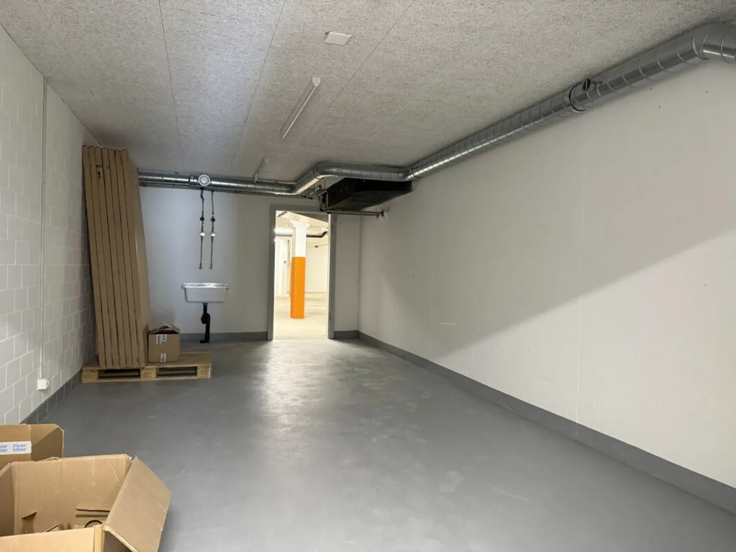 Grande stanza hobby (29,6 m2) con collegamento all'acqua - Foto 10 di 12