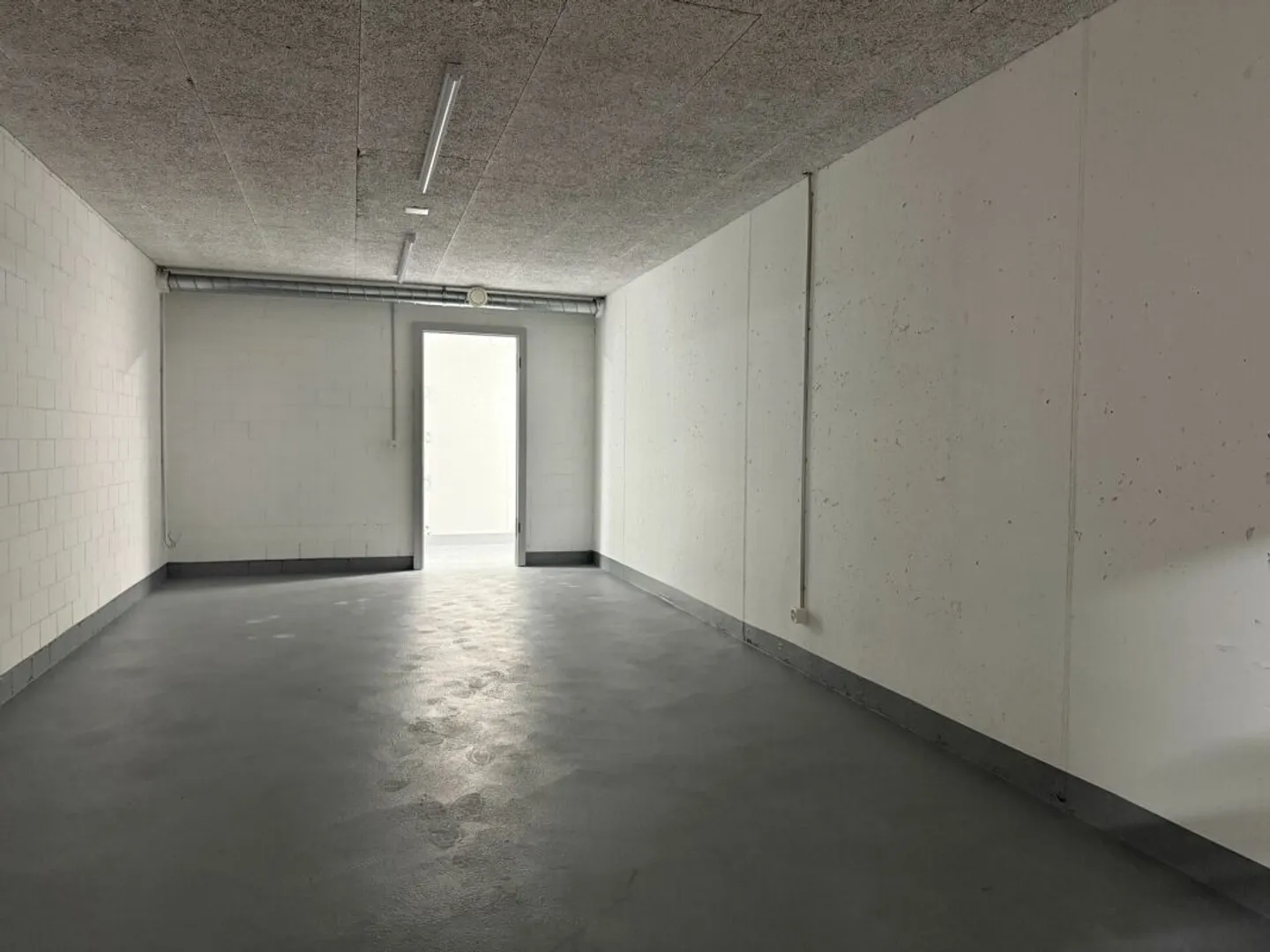 Grande stanza hobby (29,6 m2) con collegamento all'acqua - Foto 11 di 12