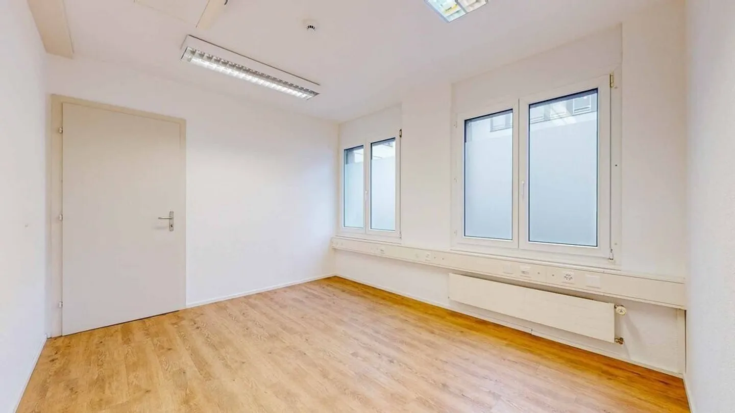Ufficio spazioso di 252m2 in affitto nel centro di Sion - Foto 4 di 8