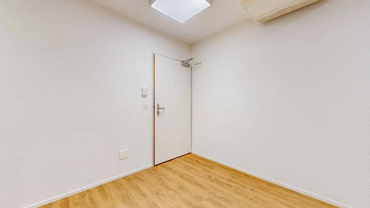 Ufficio spazioso di 252m2 in affitto nel centro di Sion - Foto 5 di 8