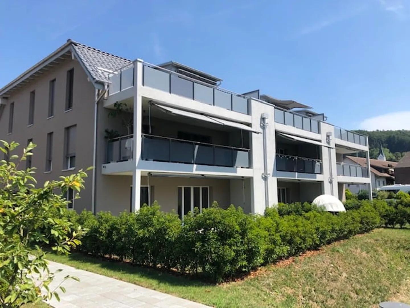 Appartement penthouse moderne de 3,5 pièces avec grande terrasse à Leibstadt - Photo 1 sur 12