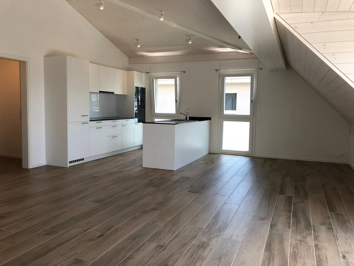 Appartement penthouse moderne de 3,5 pièces avec grande terrasse à Leibstadt - Photo 2 sur 12