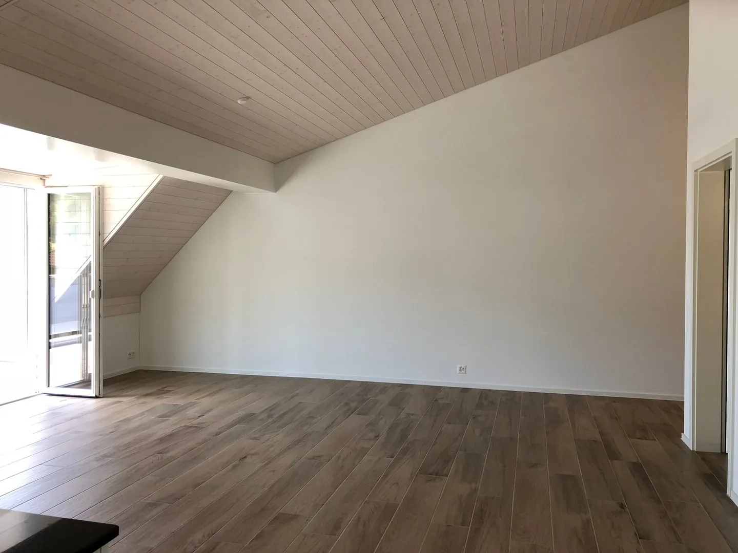 Appartement penthouse moderne de 3,5 pièces avec grande terrasse à Leibstadt - Photo 3 sur 12