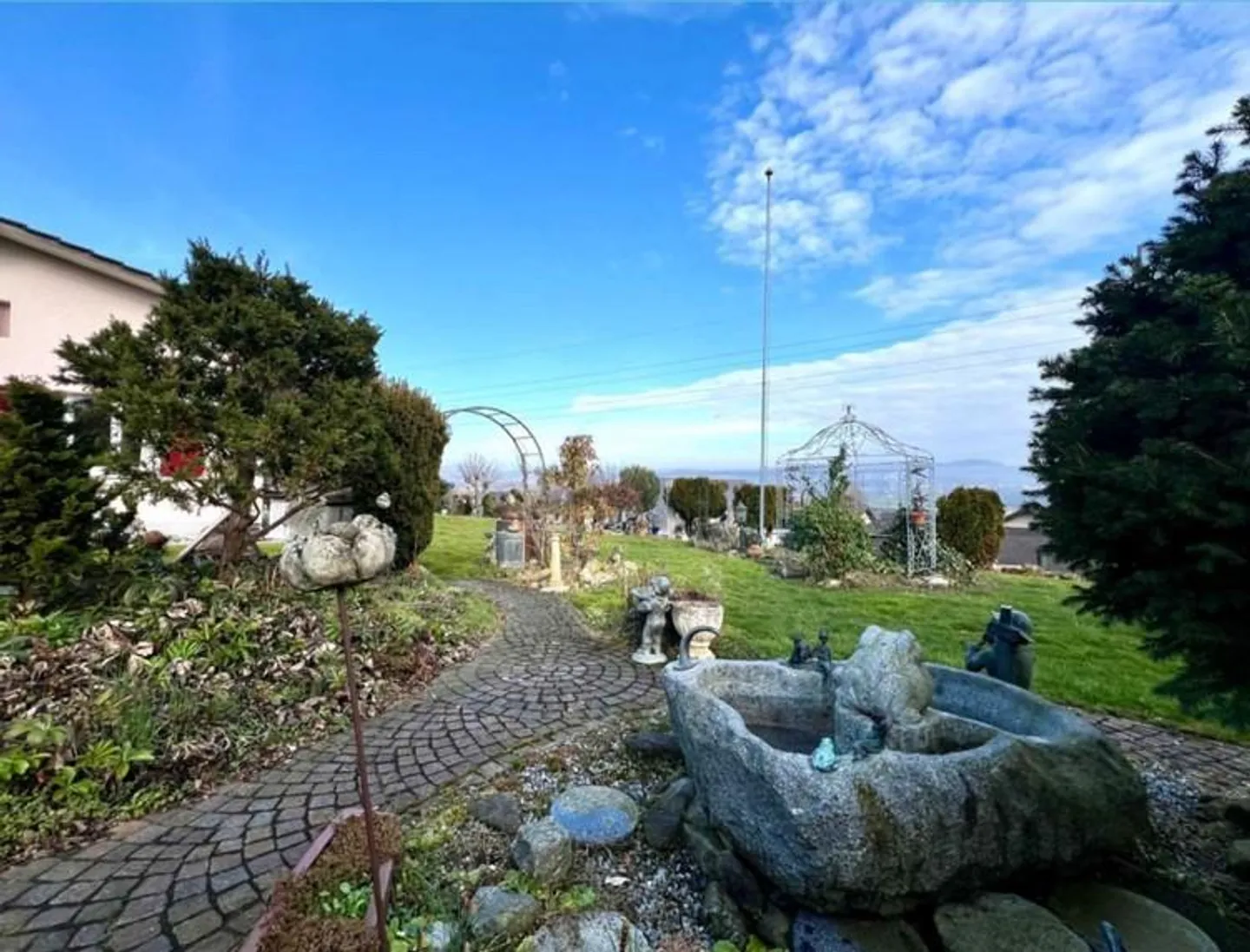 Casa unifamiliare di 5,5 stanze, 167 m2, ottima posizione, limitata fino al 31.10.2026 - Foto 2 di 9