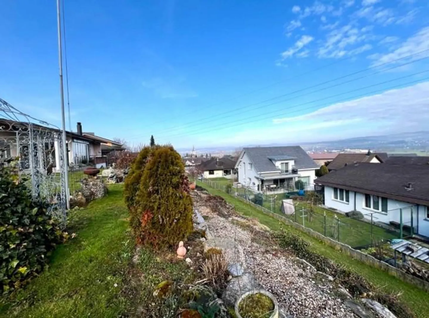 Casa unifamiliare di 5,5 stanze, 167 m2, ottima posizione, limitata fino al 31.10.2026 - Foto 3 di 9