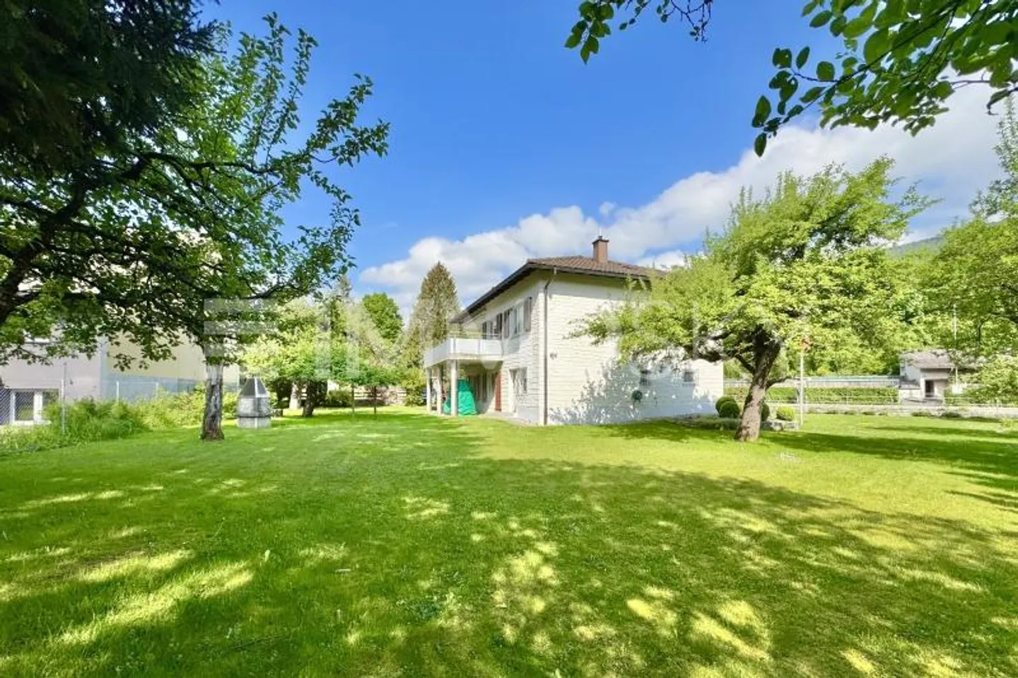 Familienhaus mit großem Grundstück und Garten - Foto 1 von 10