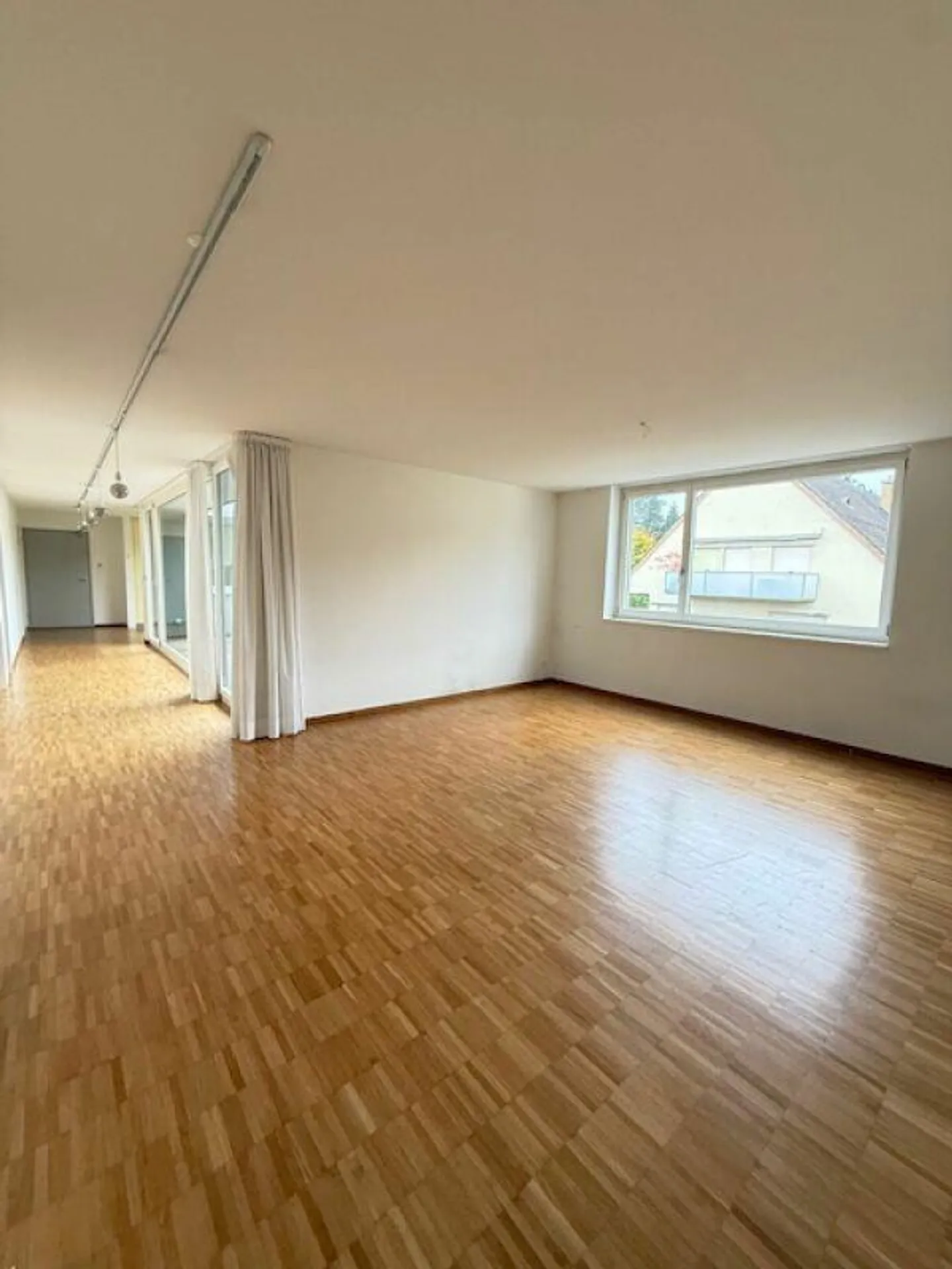 Appartamento 4,5 stanze in una tranquilla strada residenziale (limitato a 1 anno con opzione di estensione) - Foto 4 di 8