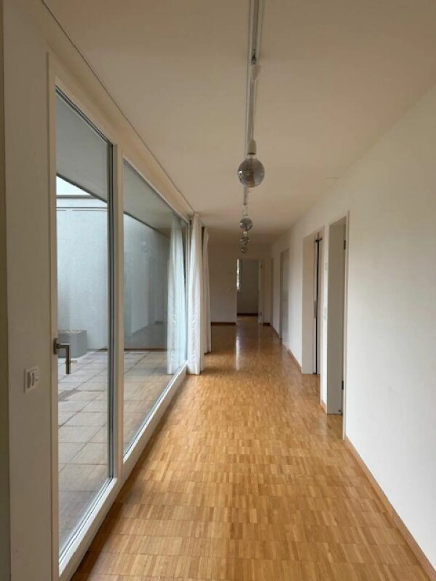 Appartamento 4,5 stanze in una tranquilla strada residenziale (limitato a 1 anno con opzione di estensione) - Foto 8 di 8