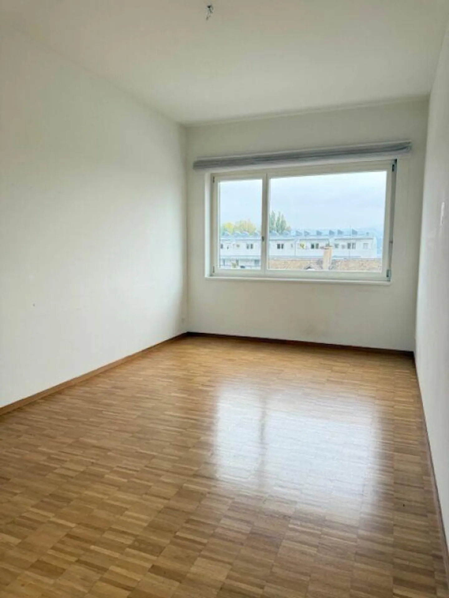 Appartamento 4,5 stanze in una tranquilla strada residenziale (limitato a 1 anno con opzione di estensione) - Foto 3 di 8