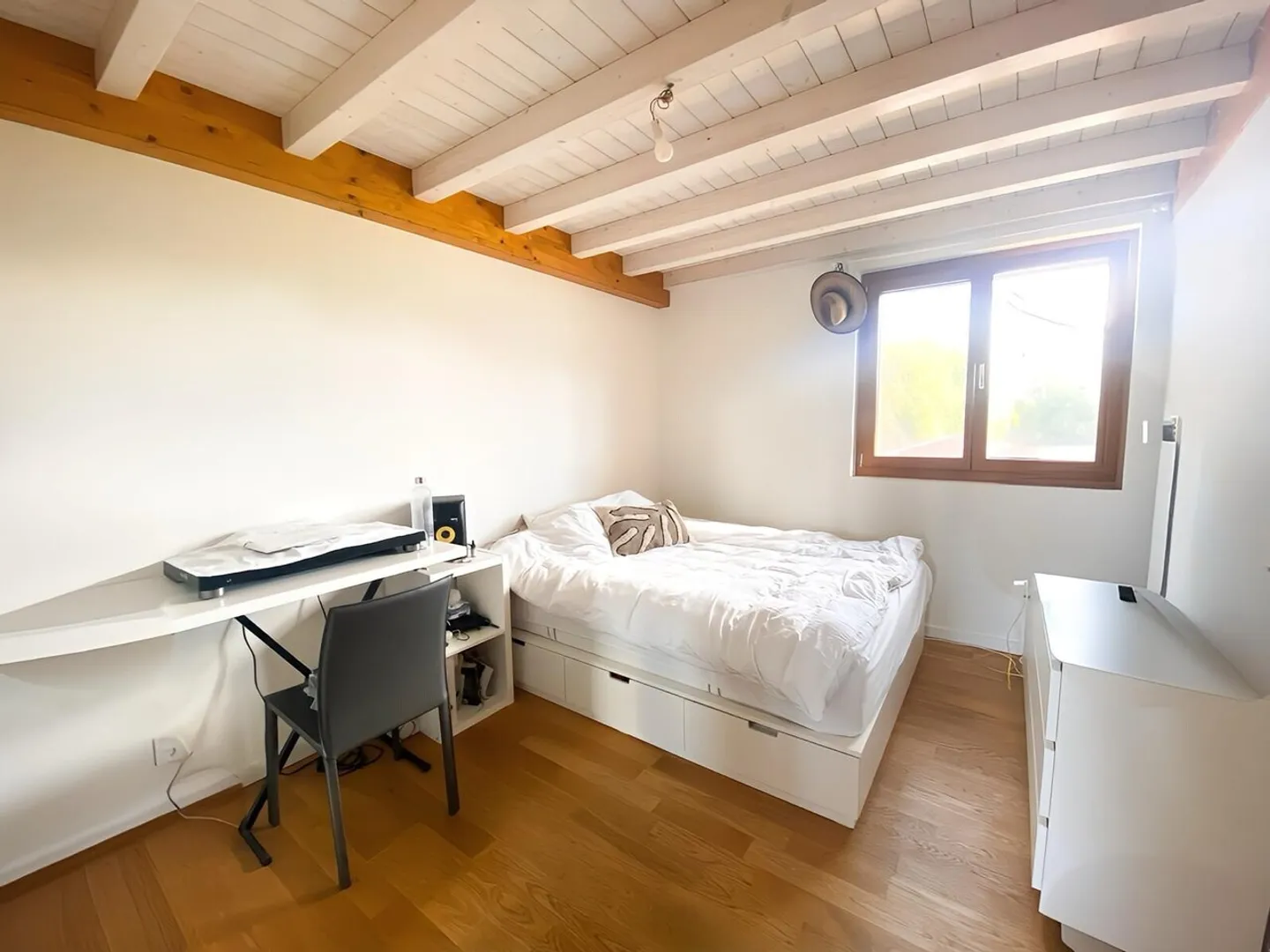 Charming 6-room apartment on the top floor - Photo 6 of 9