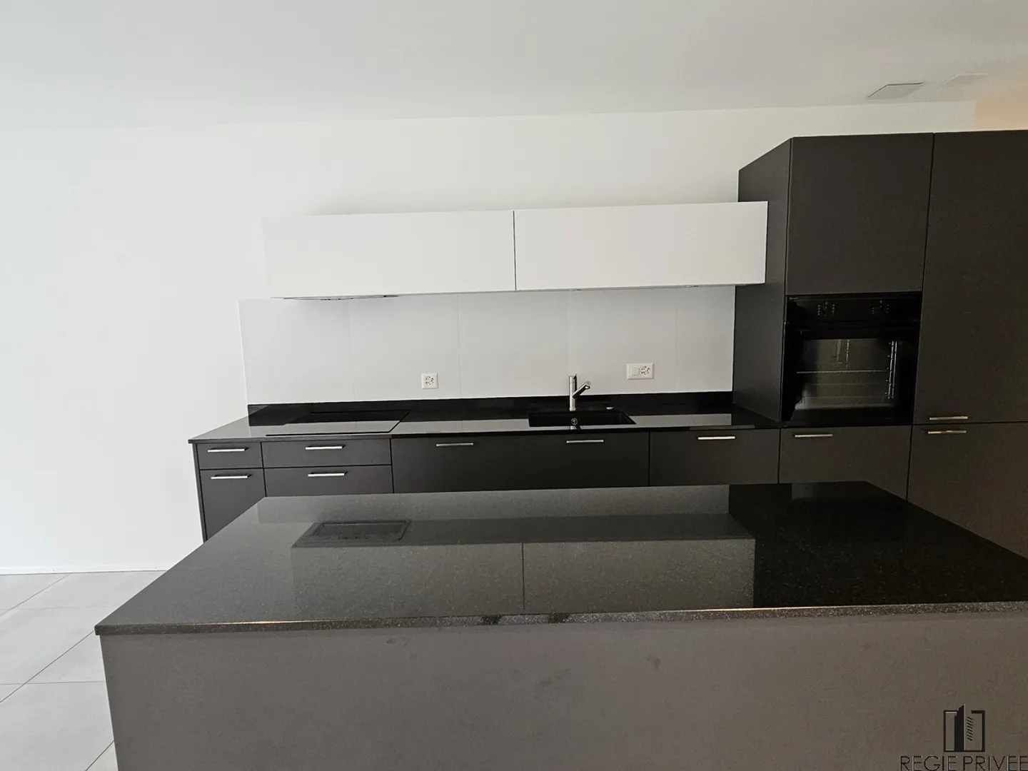 Appartement de 4.5 pièces au rez avec jardin - Photo 3 sur 8