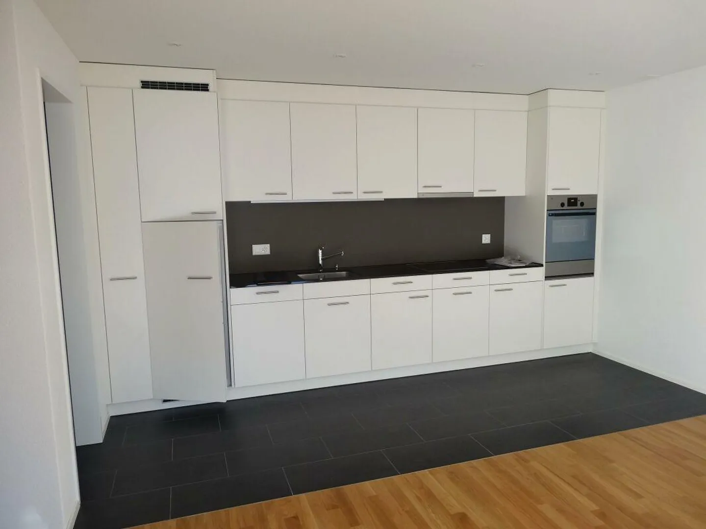 Top modern apartment with spacious balcony - Photo 3 of 6