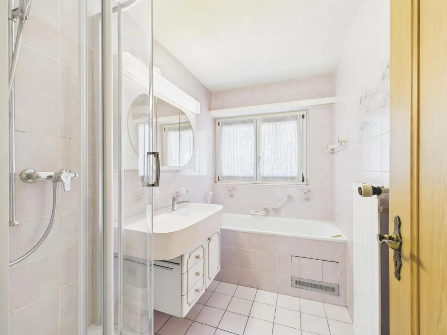 Bright city apartment in an ideal location in Brig - Photo 8 of 10